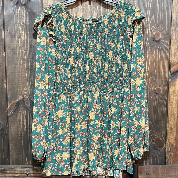 Torrid Smocked Floral Blouse 2 2X Green Long Sleeves Ruffle Shoulders Boho Flowy - Picture 1 of 13